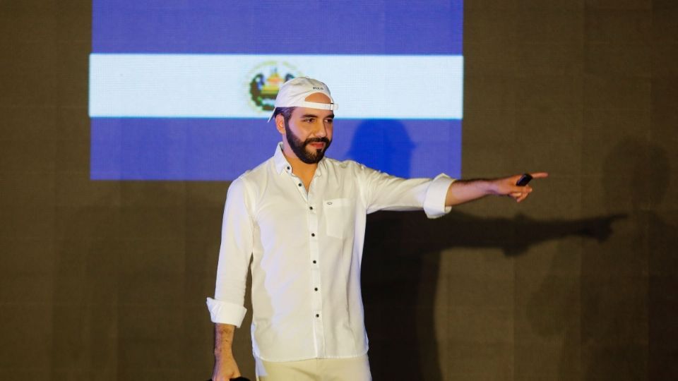 Por presunta corrupción, sancionan a la jefa de gabinete de El Salvador, Carolina Recinos