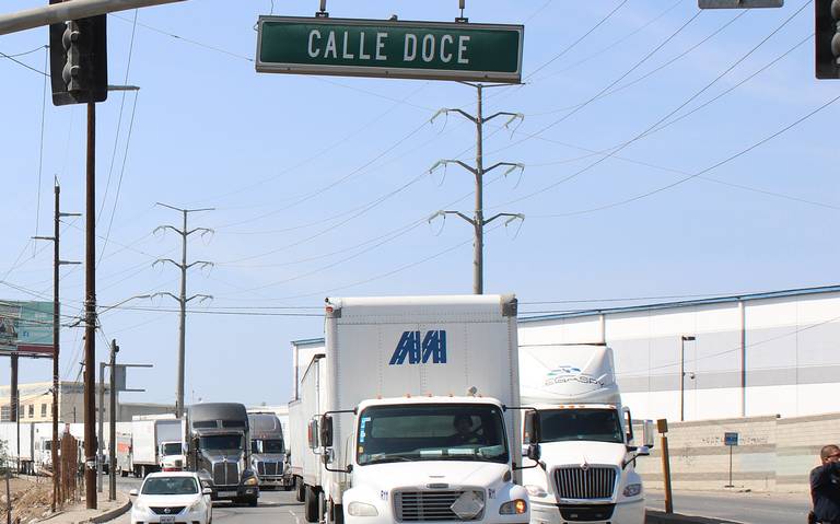 Miles de camiones de carga modificarán su ruta por colapso de caseta El Hongo