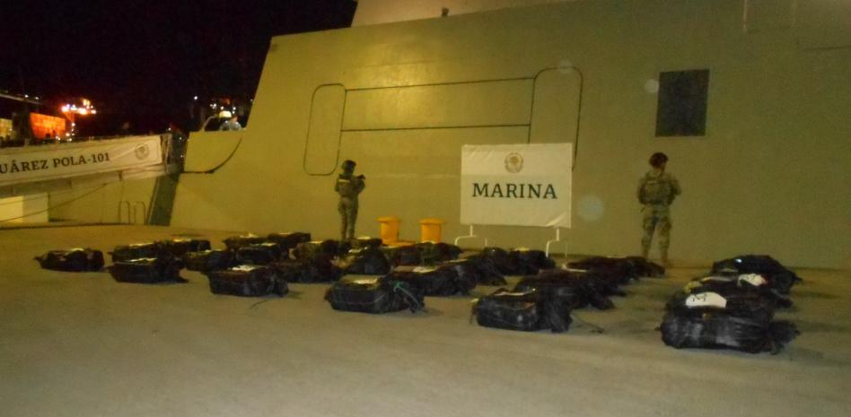 Marina detiene embarcación con 1,600 kilos de cocaína y «huachicol» en Manzanillo